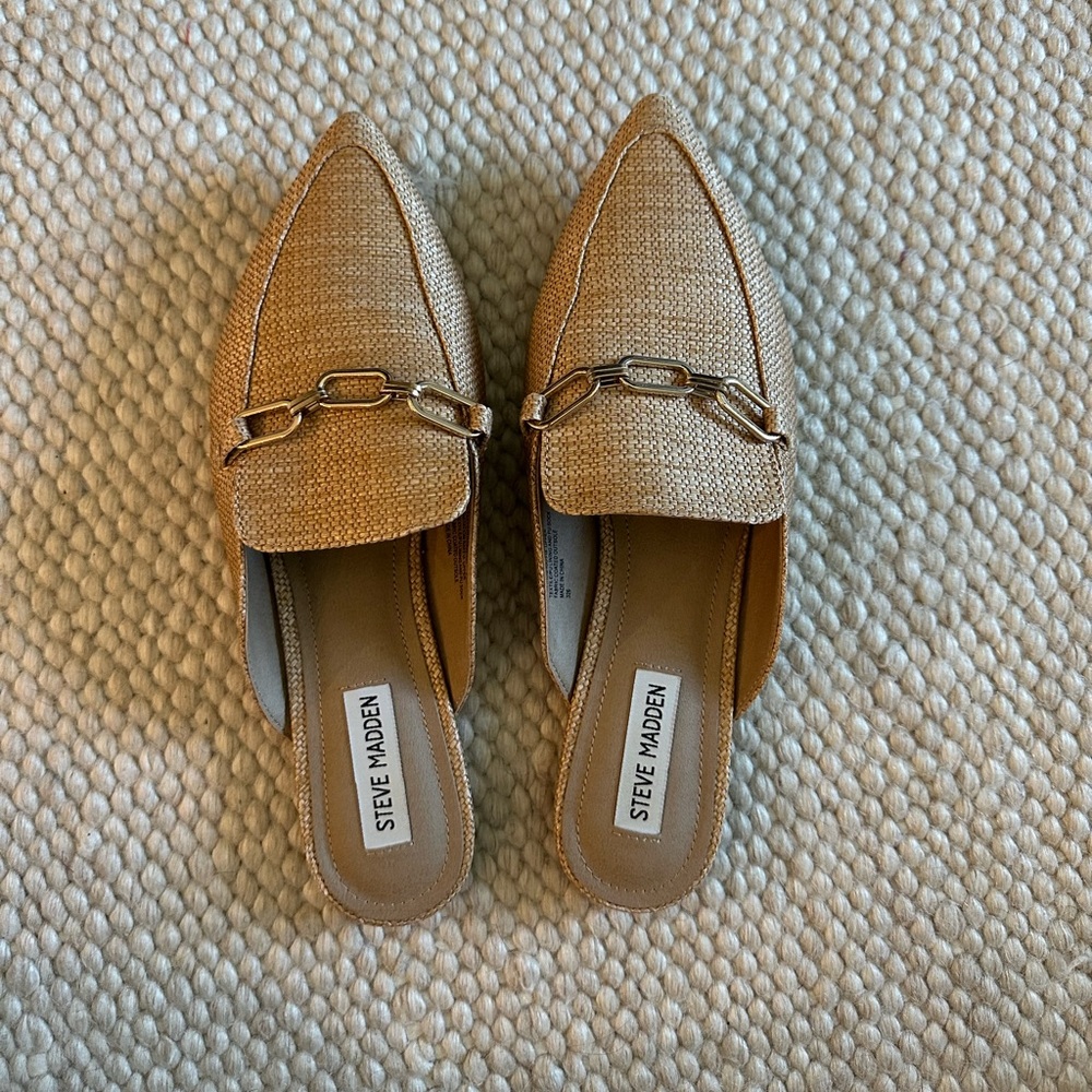 Steve Madden pointed mules, natural color gold chain, size 9.5, great condition
